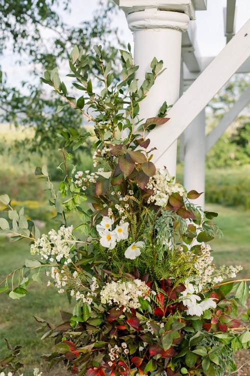 fall_wedding_ceremony_flowers.jpg